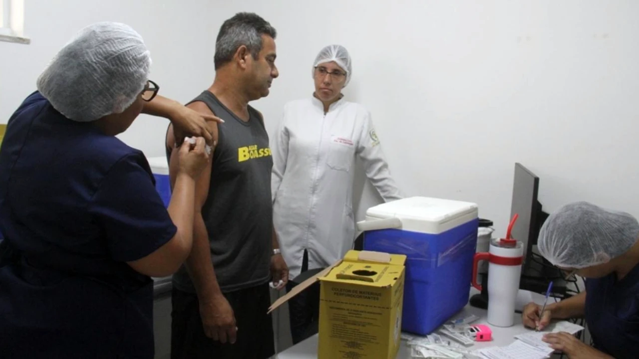 Servidor recebe vacina durante ação da Funasg em São Gonçalo