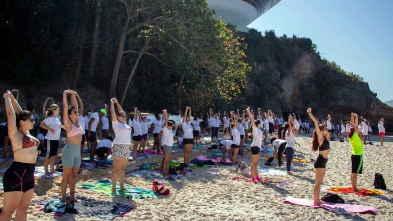 Aula de yoga ao ar livre na Praia da Boa Viagem em Niterói