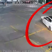 Aviso do CISP sobre carro furtado alerta PM, que após perseguição consegue efetuar a recuperação do veículo e prender criminosos após madrugada inteira de buscas por fugitivo