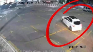 Aviso do CISP sobre carro furtado alerta PM, que após perseguição consegue efetuar a recuperação do veículo e prender criminosos após madrugada inteira de buscas por fugitivo