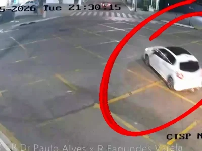 Aviso do CISP sobre carro furtado alerta PM, que após perseguição consegue efetuar a recuperação do veículo e prender criminosos após madrugada inteira de buscas por fugitivo