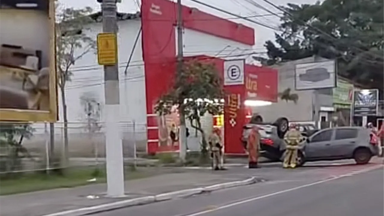 Acidente em Itaipu deixou três pessoas da mesma família feridas na Avenida Central Ewerton Xavier Acidente em Itaipu deixou três pessoas da mesma família feridas na Avenida Central Ewerton Xavier