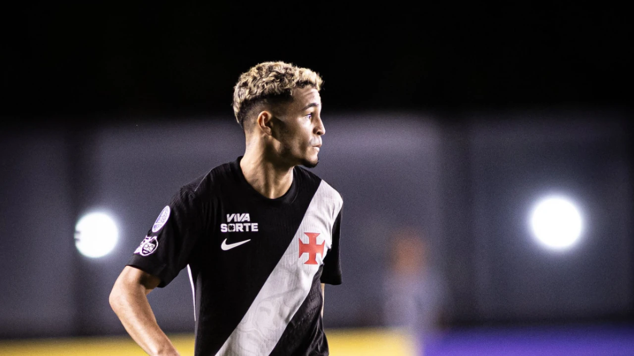 Adson comemora gol pelo Vasco em partida da Copa Sul-Americana em São Januário