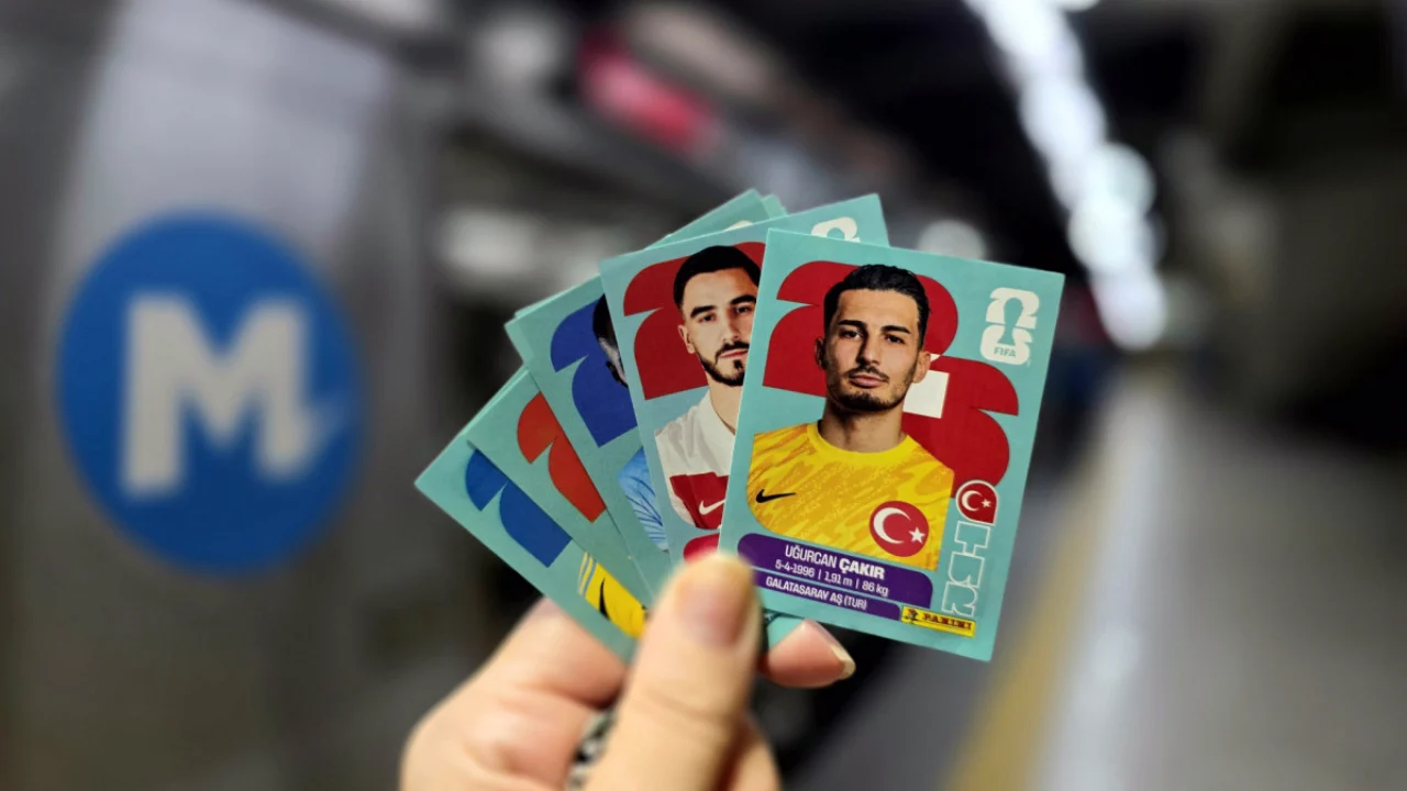 Álbum da Copa do Mundo com troca de figurinhas no metrô do Rio