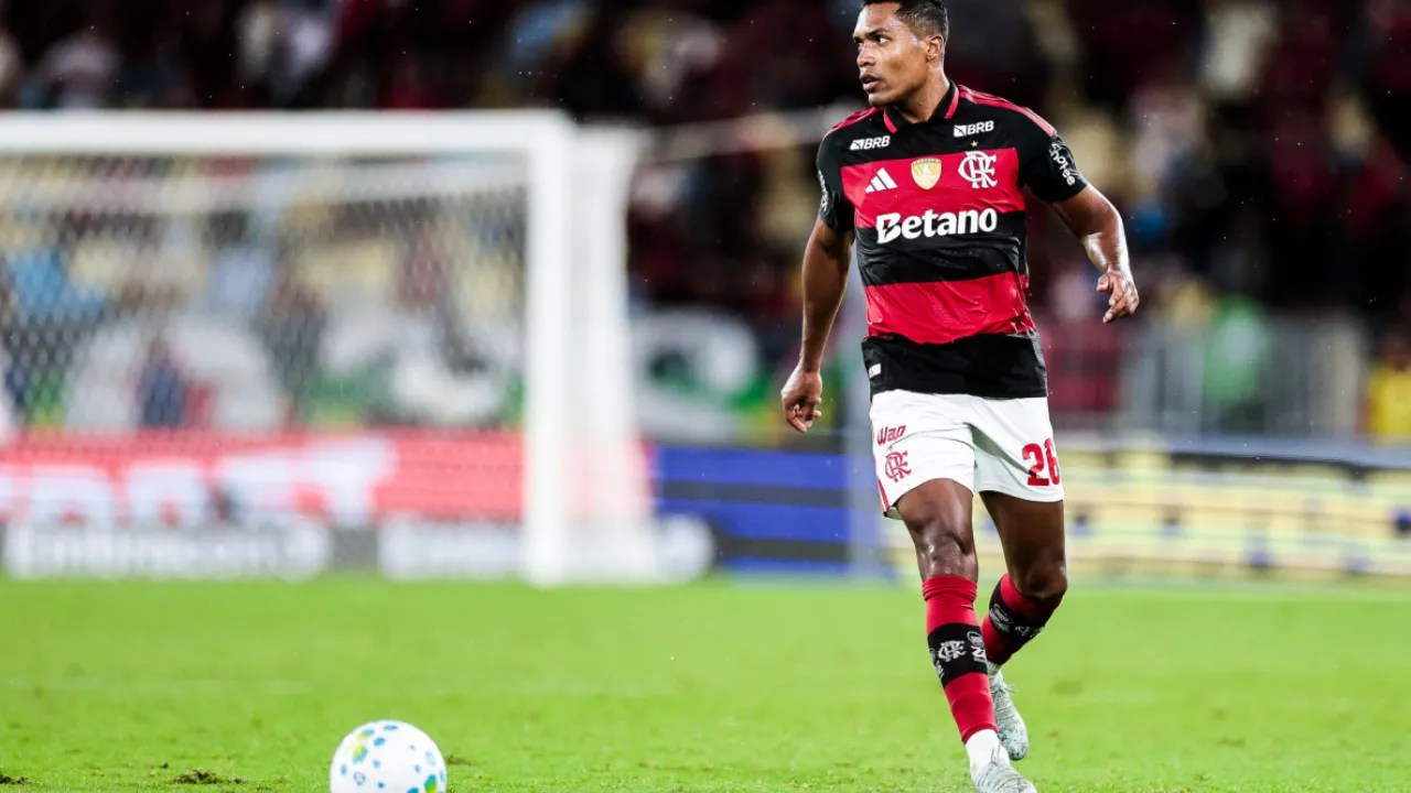 Alex Sandro no Flamengo deve renovar contrato até dezembro de 2027 após acordo com o clube Alex Sandro no Flamengo deve renovar contrato até dezembro de 2027 após acordo com o clube