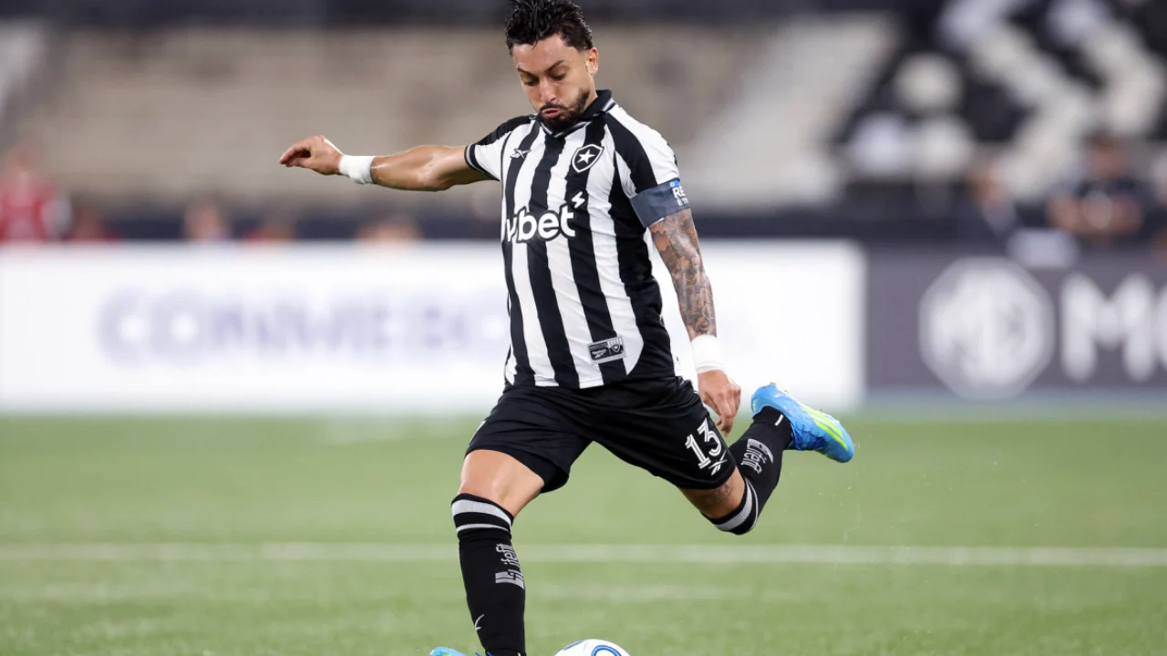 Alex Telles durante partida do Botafogo pelo Campeonato Brasileiro