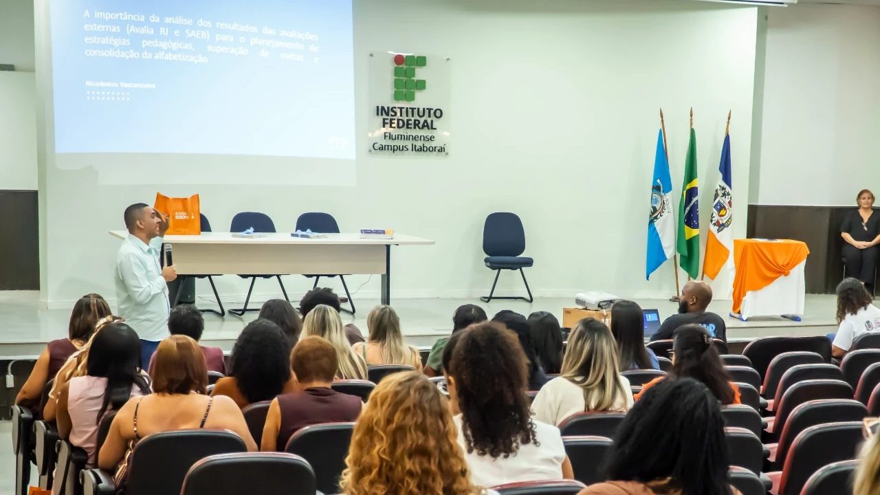 Gestores da educação participando de palestra em Itaboraí