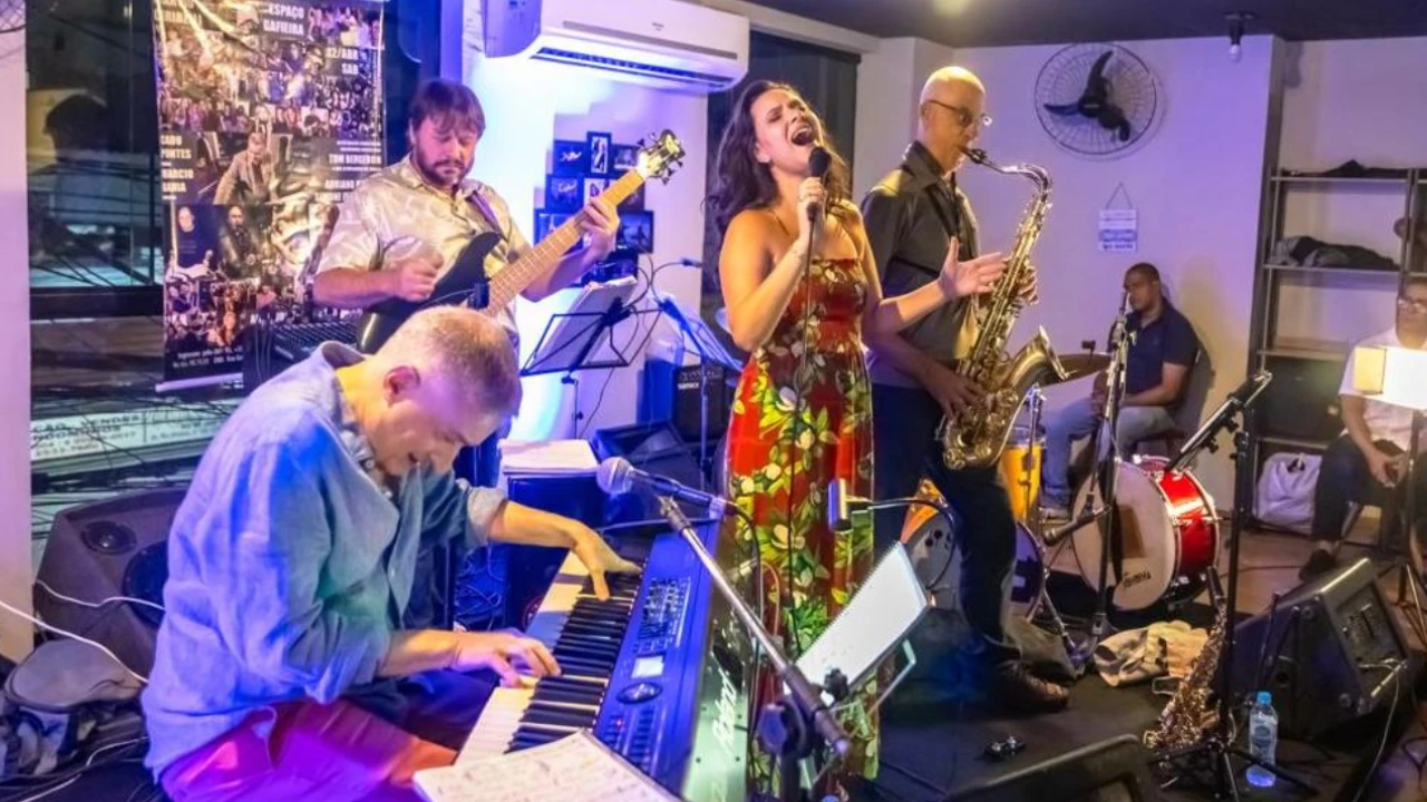 Marvio Ciribelli e Isabella Antunes se apresentam em tributo à MPB no Beco das Garrafas