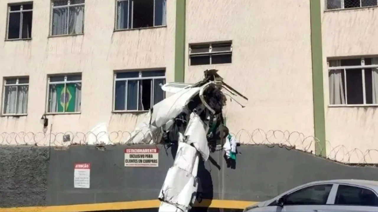 Prédio atingido por avião após queda em Belo Horizonte