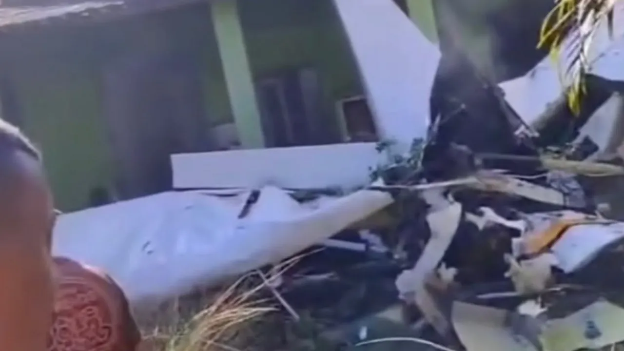 Equipes isolam área onde avião monomotor caiu sobre casa em Nova Iguaçu
