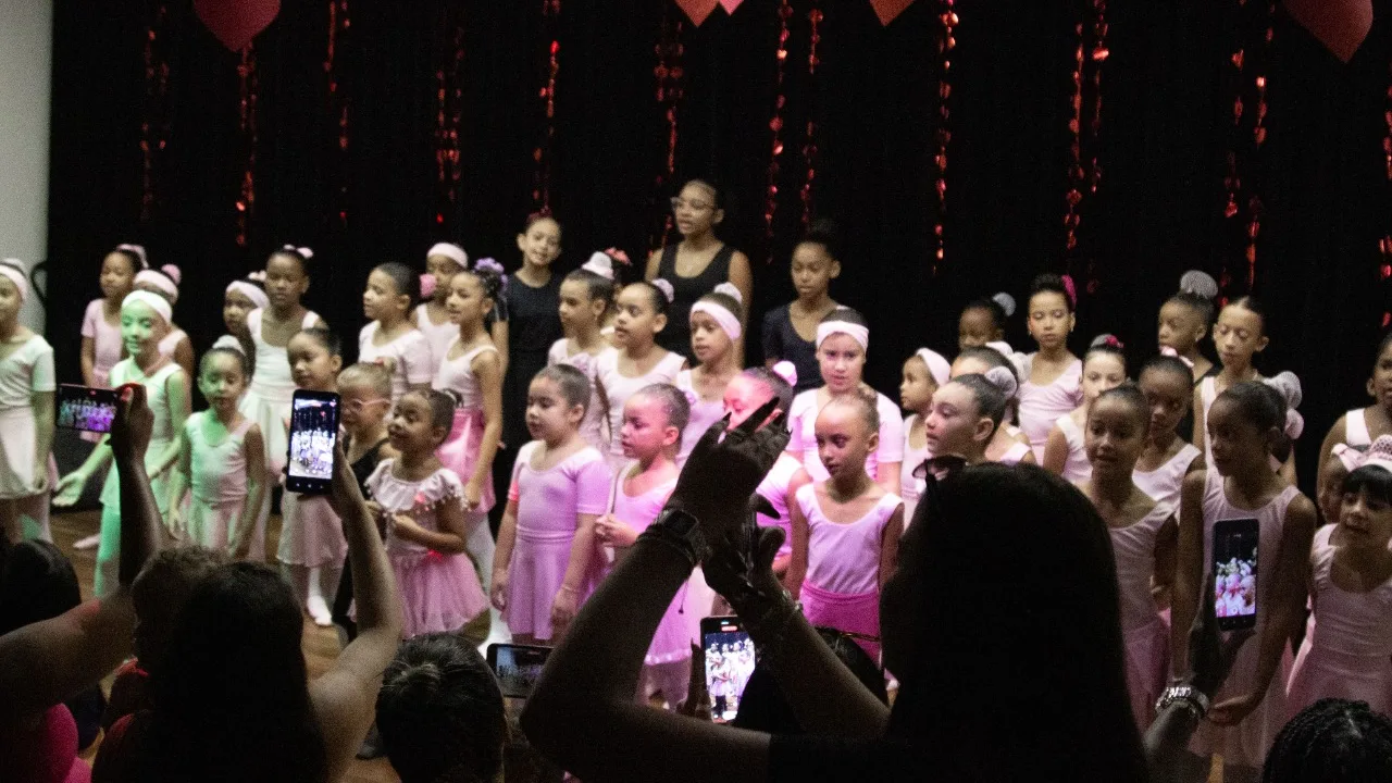 Crianças se apresentam em espetáculo de ballet em Itaboraí