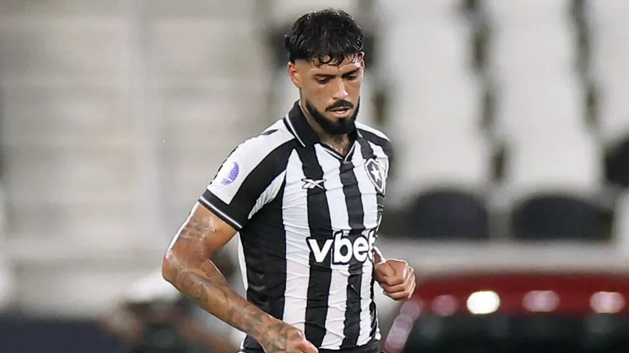 Alexander Barboza durante partida do Botafogo no Nilton Santos