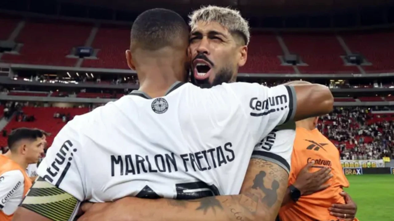 Marlon Freitas e Alexander Barboza em partida do Botafogo
