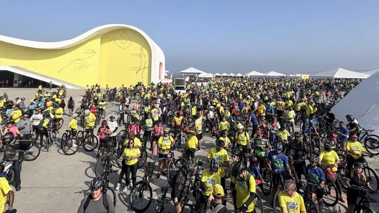 Bora de Bike em Niterói reúne milhares de ciclistas durante passeio gratuito do Maio Amarelo