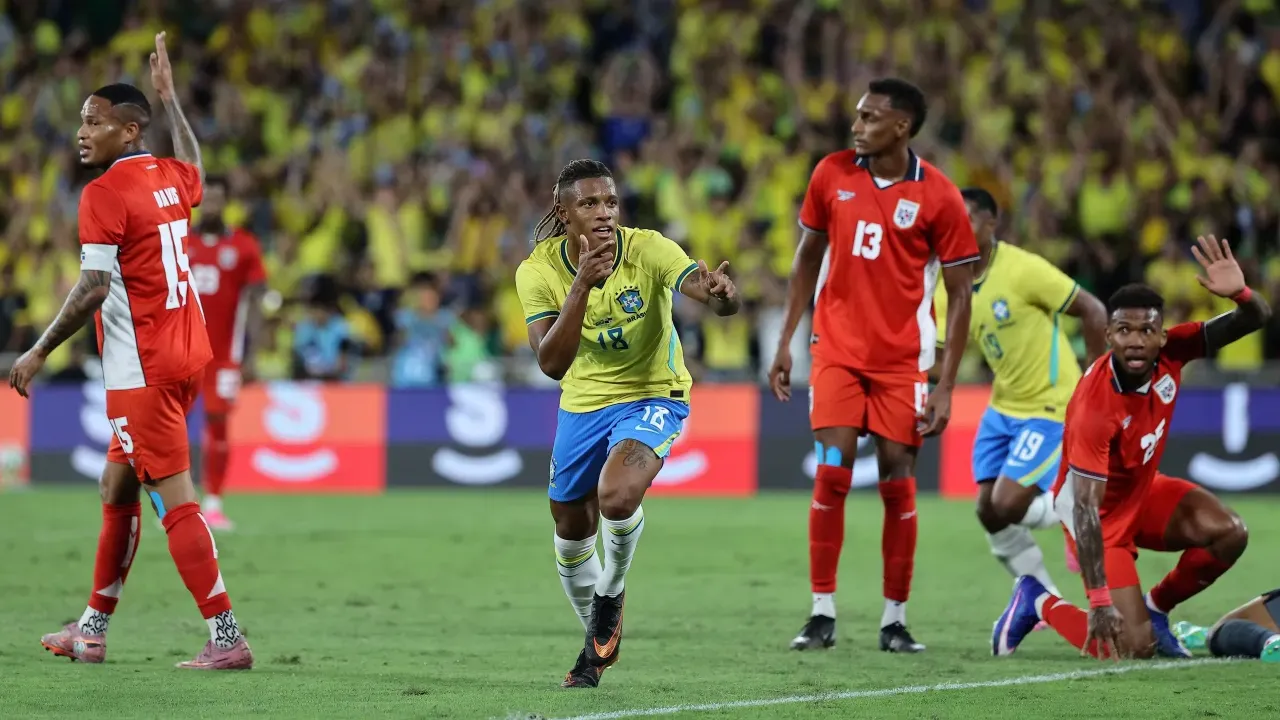 Jogadores do Brasil comemoram gol contra o Panamá no Maracanã antes da Copa do Mundo Jogadores do Brasil comemoram gol contra o Panamá no Maracanã antes da Copa do Mundo