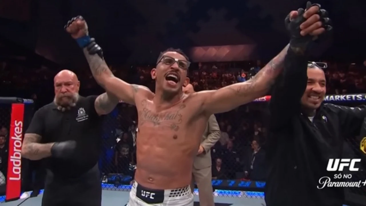 Carlos Prates comemorando nocaute em luta do UFC