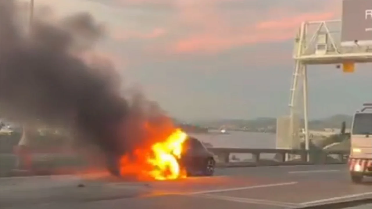 Carro pega fogo na Ponte Rio-Niterói no sentido Rio de Janeiro