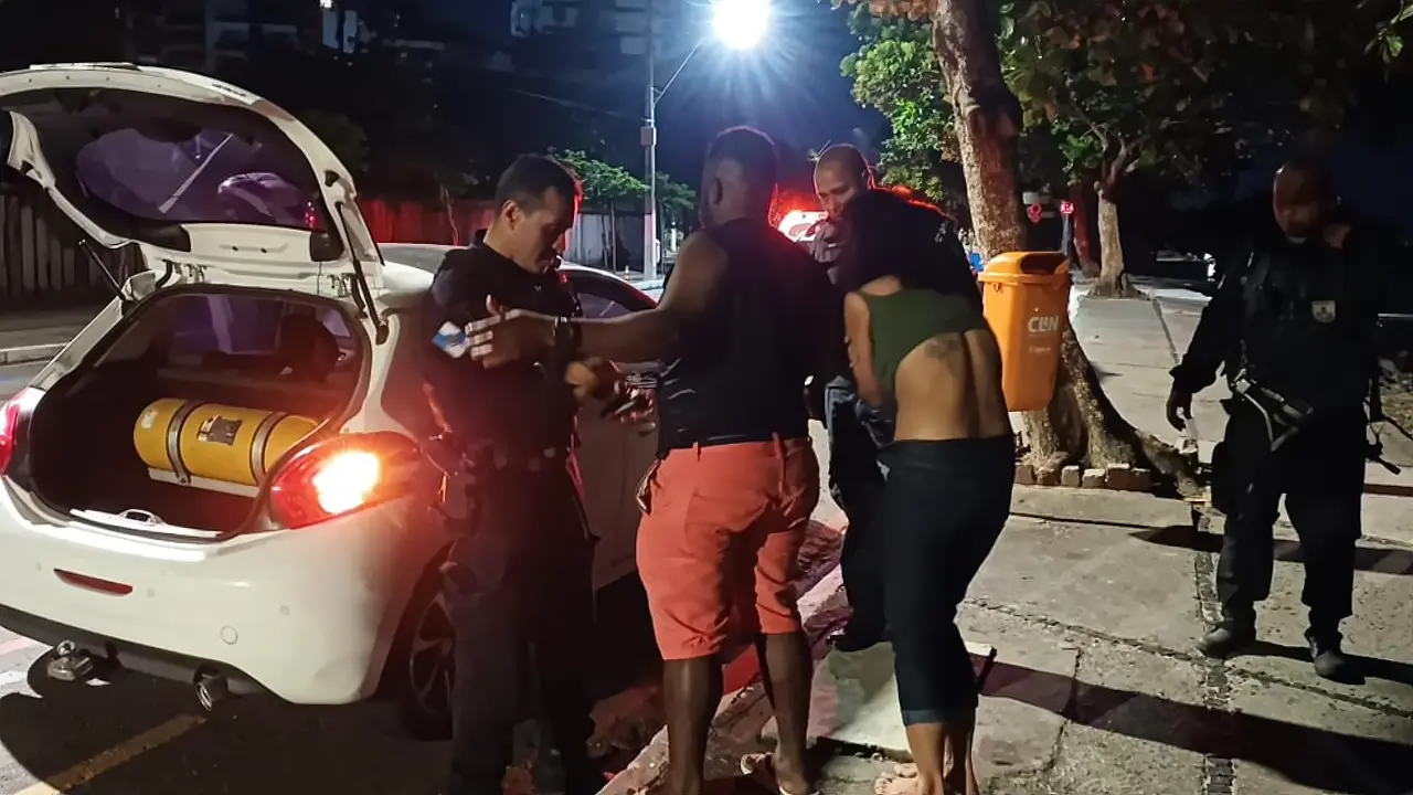 Após perseguição e abordagem, casal de suspeitos, que estava no carro furtado, é preso no Gragoatá
