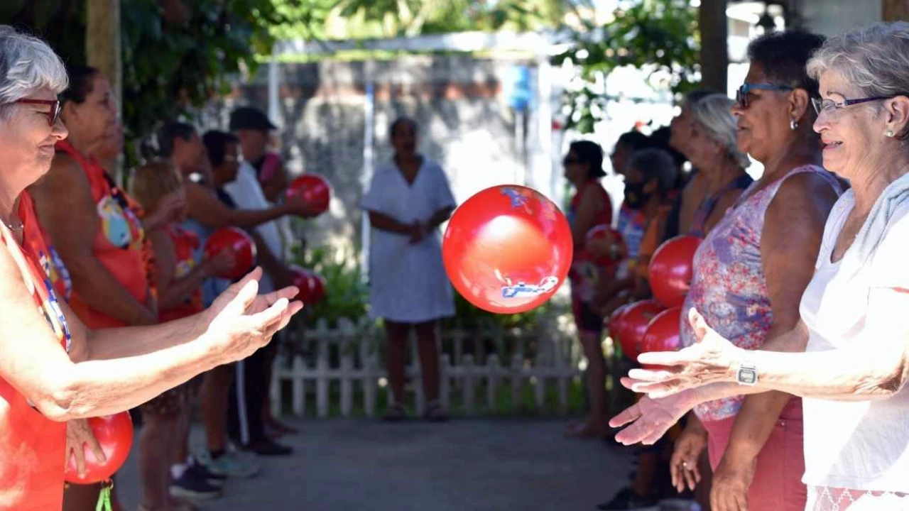 Idosos participando de atividades em Casa da Terceira Idade em Maricá