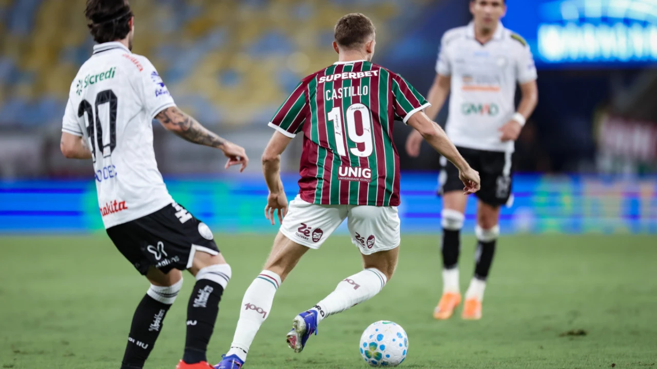 Castillo no Fluminense sofre corte na perna direita durante jogo contra o Operário-PR Castillo no Fluminense sofre corte na perna direita durante jogo contra o Operário-PR