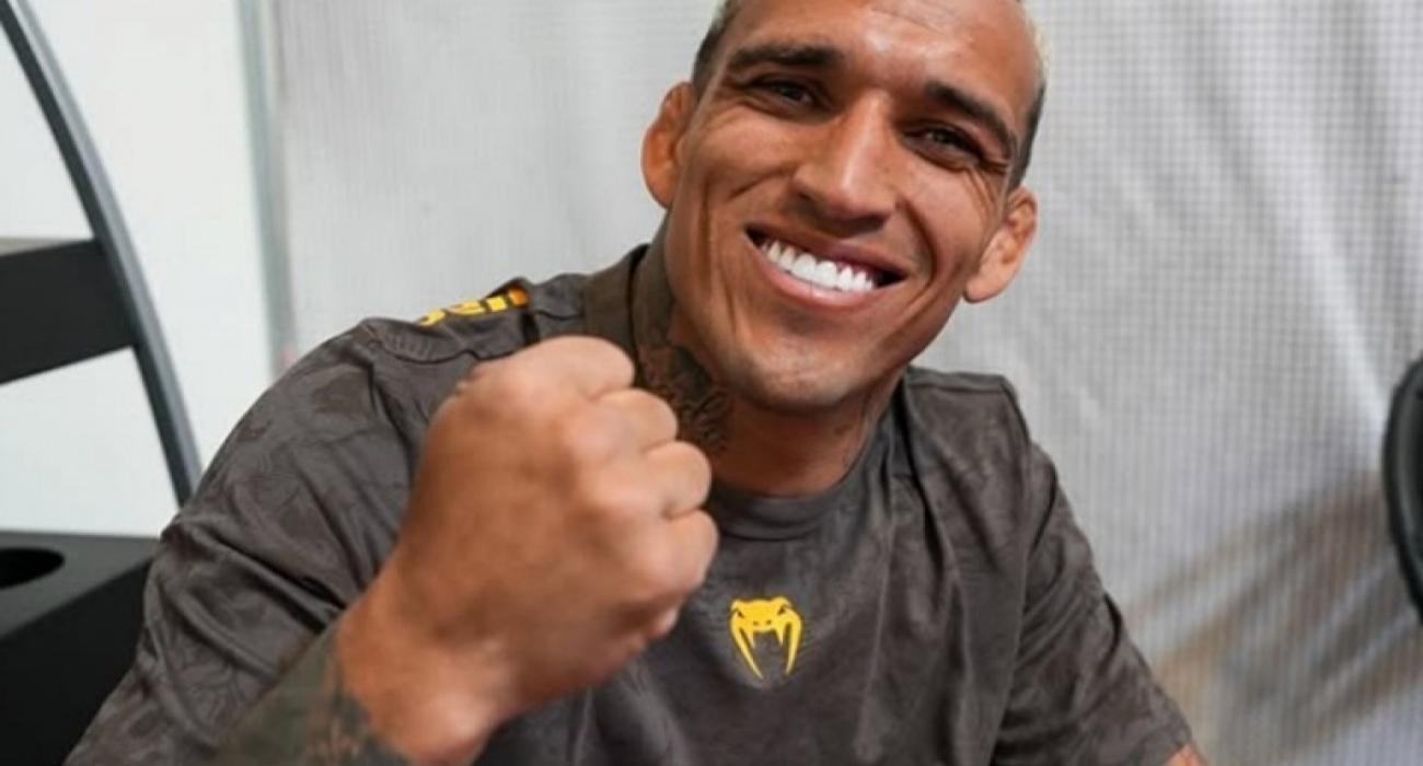Charles do Bronx em luta pelo UFC comemorando vitória