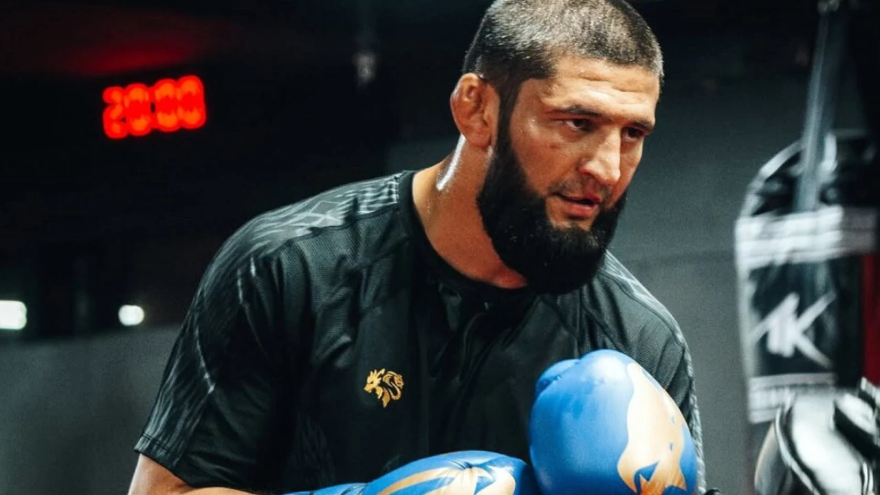 Khamzat Chimaev e Sean Strickland durante semana do UFC 328