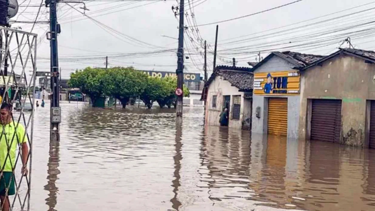 Chuvas no Nordeste causam alagamentos e destruição em cidades