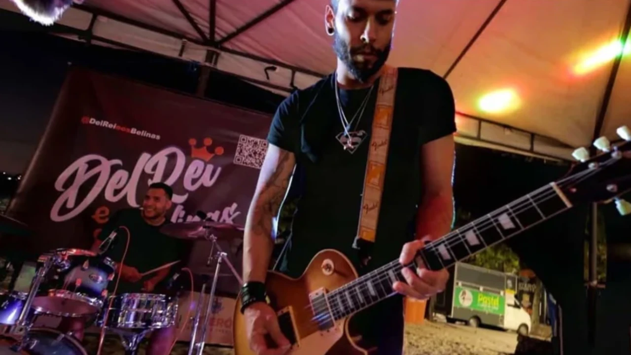 Food trucks e público reunidos na Praça do Descobrimento durante festival gastronômico em Piratininga