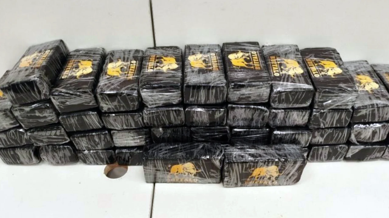 Cocaína na Dutra apreendida em caminhão abordado em Seropédica