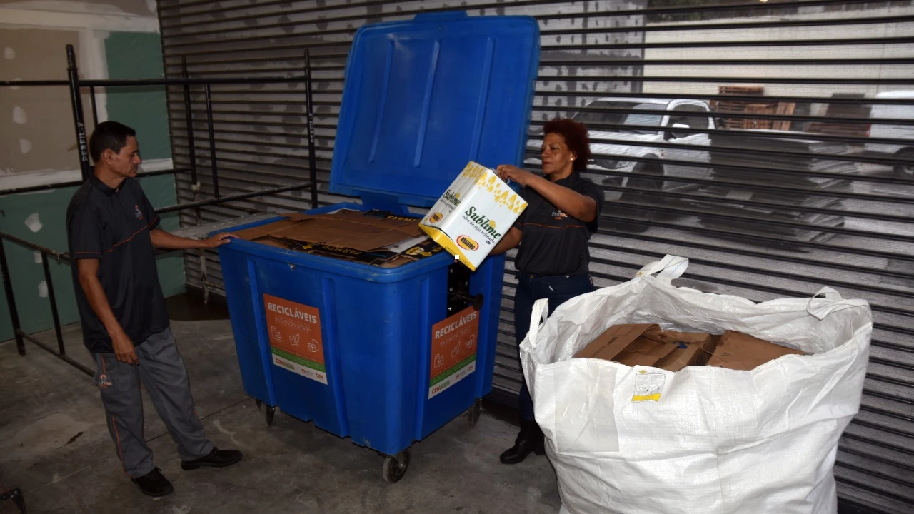 Contêiner de coleta seletiva instalado pela Clin no Mercado Municipal de Niterói