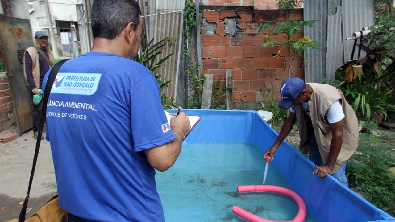 Agente da dengue realizando vistoria em residência de São Gonçalo