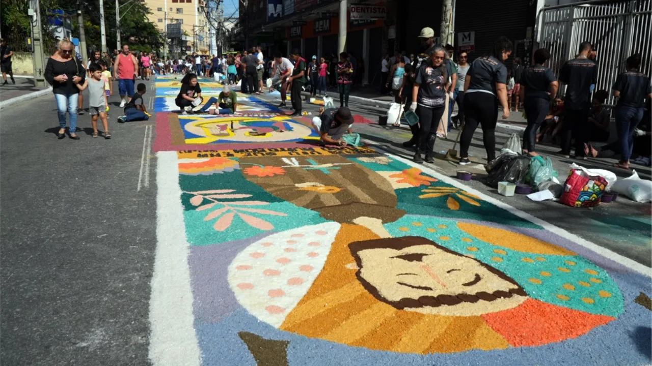 Corpus Christi de São Gonçalo terá 236 tapetes de sal no Centro da cidade Corpus Christi de São Gonçalo terá 236 tapetes de sal no Centro da cidade