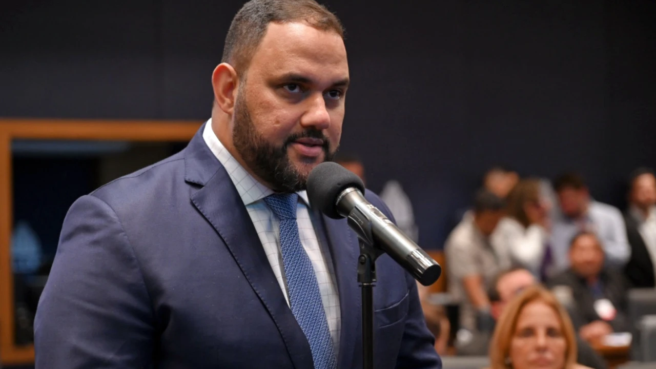 Deputado estadual Thiago Rangel discursando na assembleia