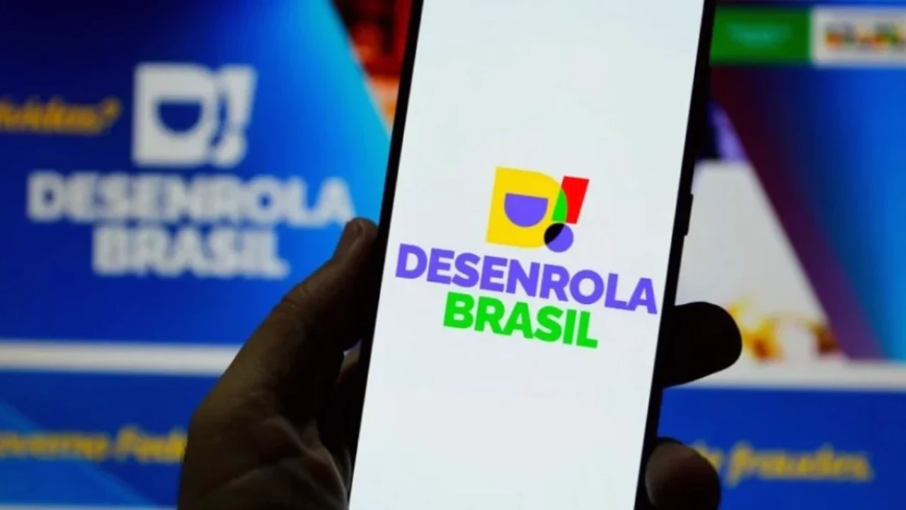 pessoa analisando contas e negociando dívidas com calculadora