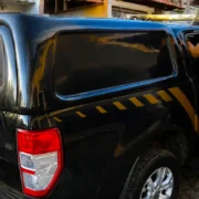 Agentes da Polícia Federal durante o cumprimento de mandados de busca e apreensão da Operação Libellum Falsum, que investiga esquema de diplomas falsos e fraudes em certificados escolares no eixo Rio-Paraíba.