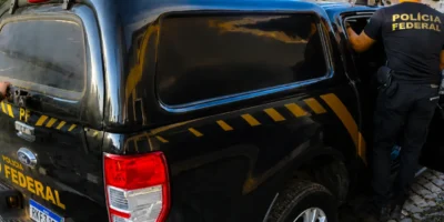 Agentes da Polícia Federal durante o cumprimento de mandados de busca e apreensão da Operação Libellum Falsum, que investiga esquema de diplomas falsos e fraudes em certificados escolares no eixo Rio-Paraíba.