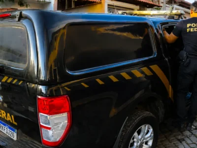 Agentes da Polícia Federal durante o cumprimento de mandados de busca e apreensão da Operação Libellum Falsum, que investiga esquema de diplomas falsos e fraudes em certificados escolares no eixo Rio-Paraíba.