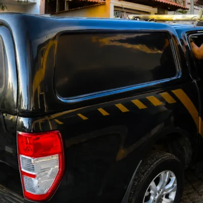 Agentes da Polícia Federal durante o cumprimento de mandados de busca e apreensão da Operação Libellum Falsum, que investiga esquema de diplomas falsos e fraudes em certificados escolares no eixo Rio-Paraíba.