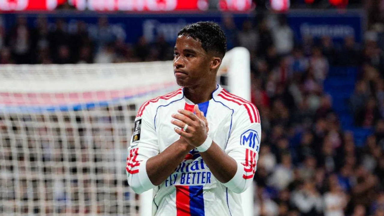 Endrick comemorando gol pelo Lyon em partida da Ligue 1