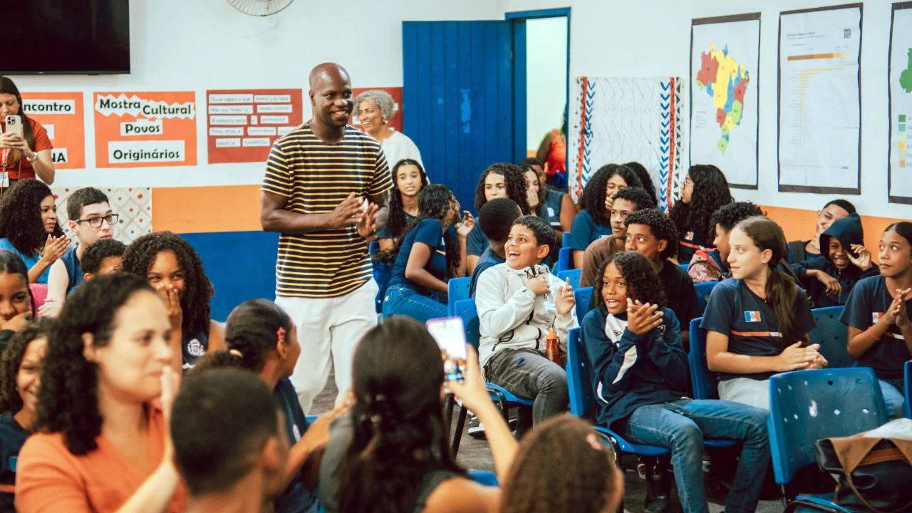 Estudantes participando de atividade literária em Itaboraí