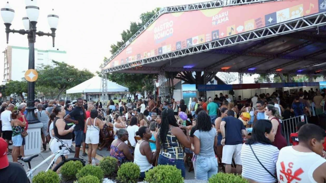 Público aproveitando comidas em festival gastronômico em Araruama