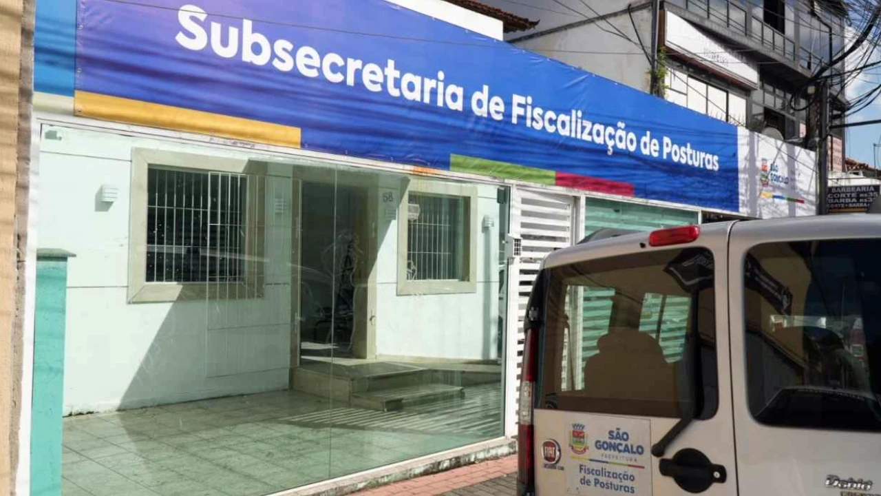 Fachada de prédio público com atendimento da Fiscalização de Posturas em São Gonçalo