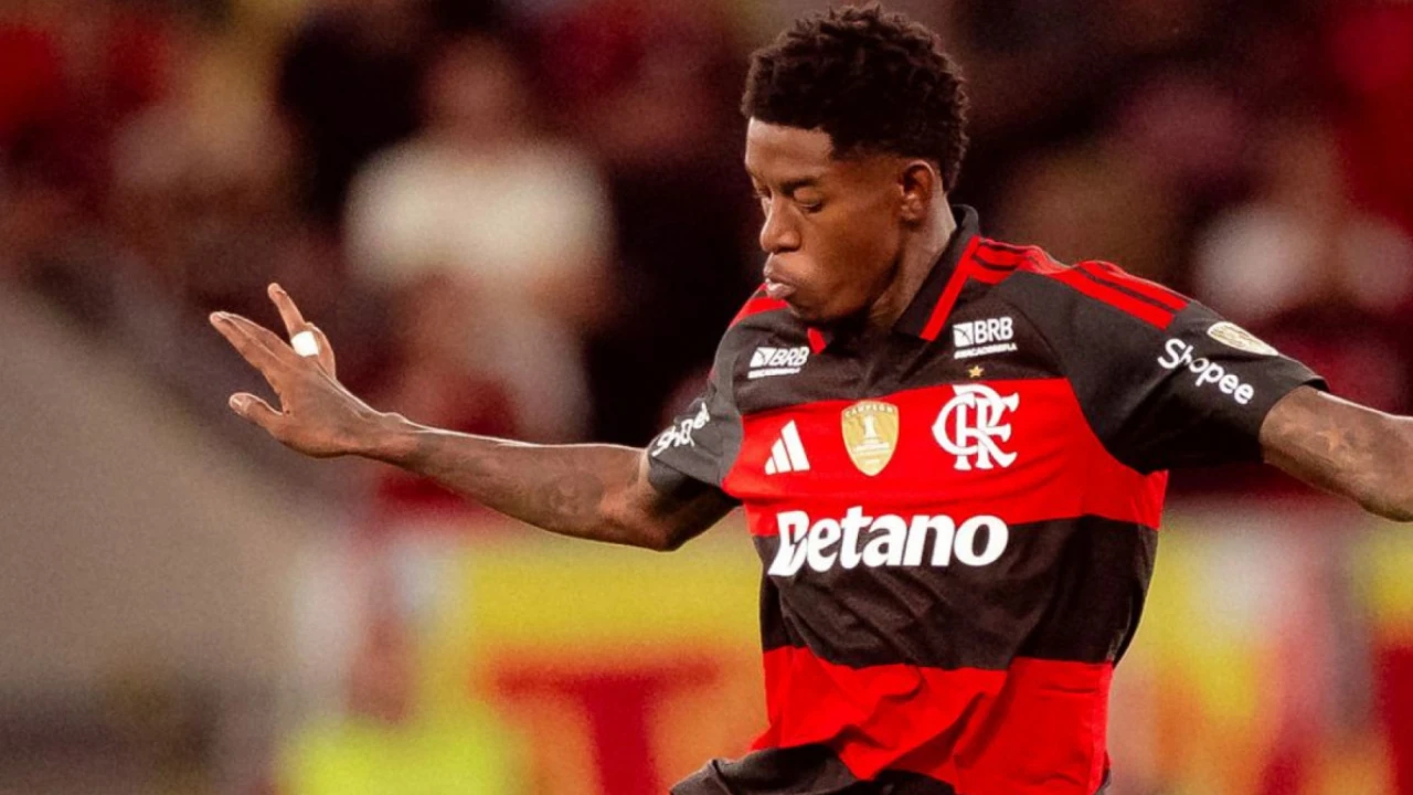 Vitão em campo pelo Flamengo durante partida no Maracanã