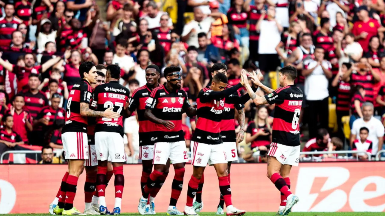 Samuel Lino comemora gol pelo Flamengo contra o Coritiba no Maracanã