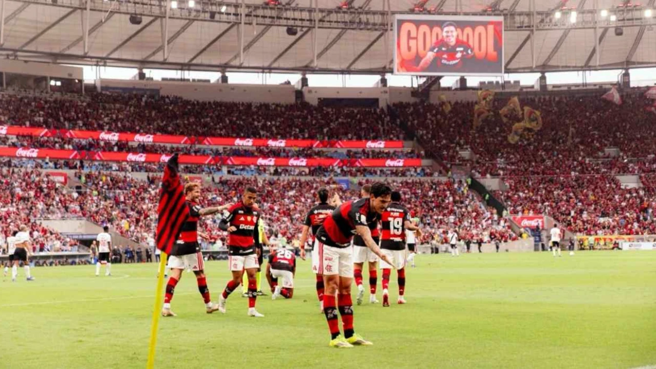 Lance do clássico entre Flamengo e Vasco no Maracanã