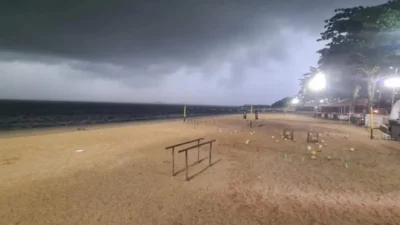 Imagem da praia de Piratininga, em Niterói, Região Oceânica, com o tempo extremamente nublado e sem pessoas na areia