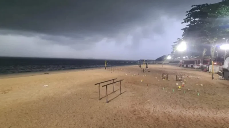 Imagem da praia de Piratininga, em Niterói, Região Oceânica, com o tempo extremamente nublado e sem pessoas na areia