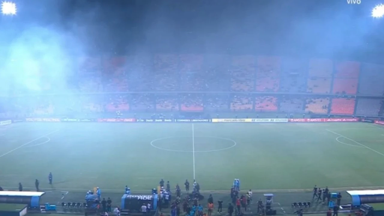 Torcedores do Independiente Medellín causam confusão durante jogo contra o Flamengo pela Libertadores