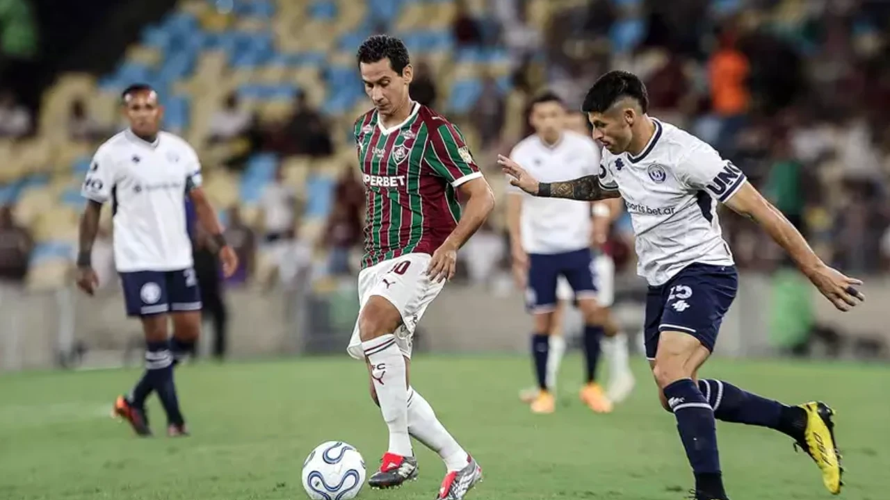 jogadores de Fluminense e Independiente Rivadavia em disputa de bola na Libertadores