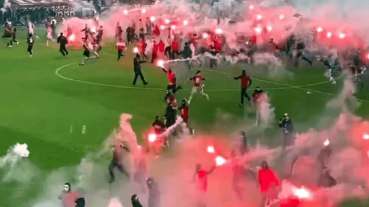 Invasão de campo no clássico checo entre Slavia Praga e Sparta Praga
